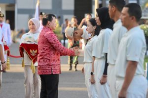PJ Gubernur Sumsel, Elen Setiadi melepas atlet PON Sumsel yang akan berlaga di PON SUmut-Aceh. Jumat (23/8/2024). Foto: Humas Pemprov Sumsel.