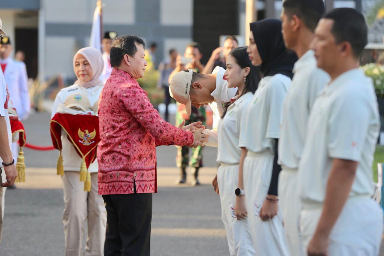 PJ Gubernur Sumsel, Elen Setiadi melepas atlet PON Sumsel yang akan berlaga di PON SUmut-Aceh. Jumat (23/8/2024). Foto: Humas Pemprov Sumsel.