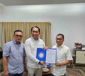 Wakil Ketua Umum DPP PAN, Yandri Susanto didampingi Sekretaris DPW PAN Sumsel Joncik Muhammad memberikan surat dukungan kepada calon Wakil Gubernur Sumsel, Popo Ali Martopo, Jumat (2/8/2024). Foto: Dok Tim Popo