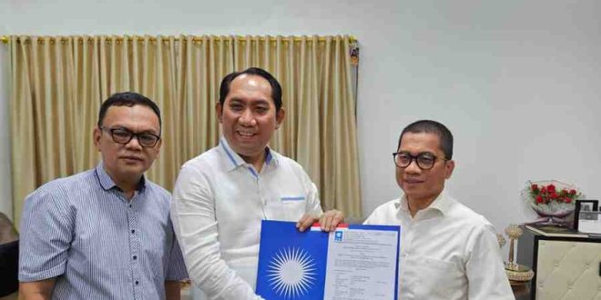Wakil Ketua Umum DPP PAN, Yandri Susanto didampingi Sekretaris DPW PAN Sumsel Joncik Muhammad memberikan surat dukungan kepada calon Wakil Gubernur Sumsel, Popo Ali Martopo, Jumat (2/8/2024). Foto: Dok Tim Popo