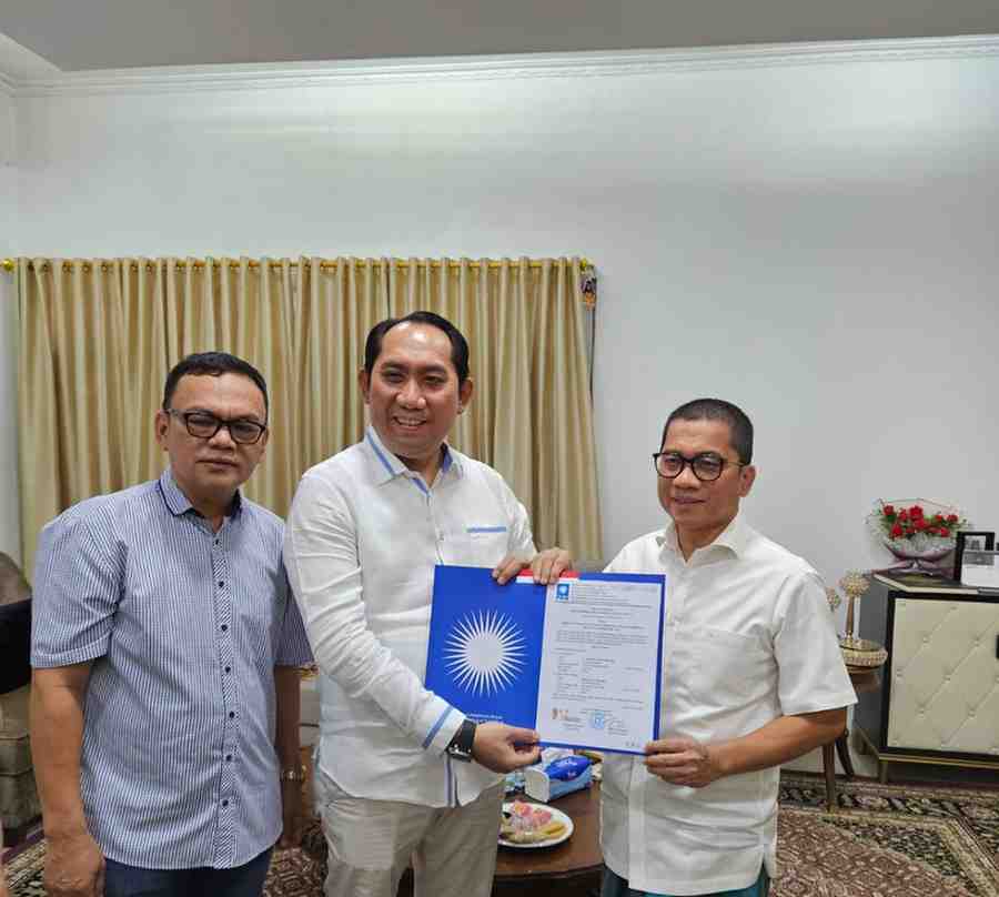 Wakil Ketua Umum DPP PAN, Yandri Susanto didampingi Sekretaris DPW PAN Sumsel Joncik Muhammad memberikan surat dukungan kepada calon Wakil Gubernur Sumsel, Popo Ali Martopo, Jumat (2/8/2024). Foto: Dok Tim Popo
