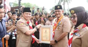 Sekda Provinsi Sumsel Drs H Edward Candra, MH mendapatkan piagam penghargaan teladan dari Gerakan Pramuka pusat. Foto: Humas Pemprov Sumsel.