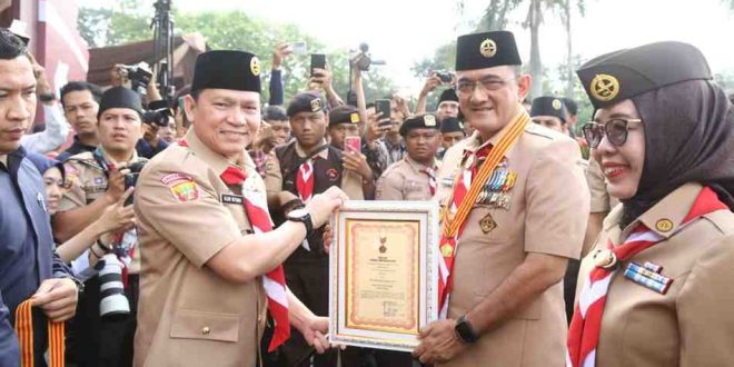 Sekda Provinsi Sumsel Drs H Edward Candra, MH mendapatkan piagam penghargaan teladan dari Gerakan Pramuka pusat. Foto: Humas Pemprov Sumsel.