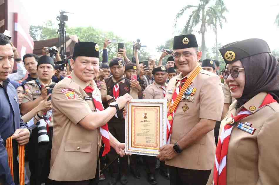 Sekda Provinsi Sumsel Drs H Edward Candra, MH mendapatkan piagam penghargaan teladan dari Gerakan Pramuka pusat. Foto: Humas Pemprov Sumsel.