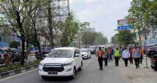 Pj Walikota Palembang, A Damenda dan pejabat Dishub melihat langsung kawasan Jl Abdul Rozak yang sering macet, Jumat (30/8/2024). Foto: Kominfo Palembang.