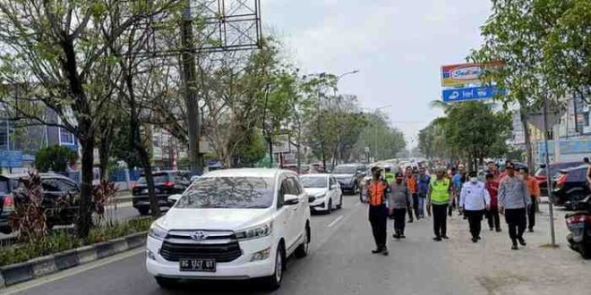 Pj Walikota Palembang, A Damenda dan pejabat Dishub melihat langsung kawasan Jl Abdul Rozak yang sering macet, Jumat (30/8/2024). Foto: Kominfo Palembang.