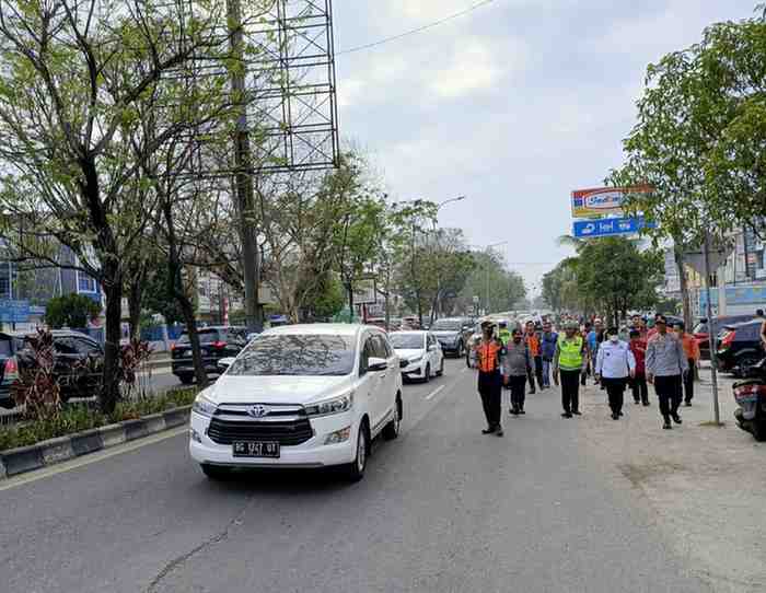 Pj Walikota Palembang, A Damenda dan pejabat Dishub melihat langsung kawasan Jl Abdul Rozak yang sering macet, Jumat (30/8/2024). Foto: Kominfo Palembang.