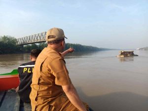 Badan Penanggulangan Bencana Daerah (BPBD) Kabupaten Musi Banyuasin gerak cepat mencarikan lima korban tenggelam akibat terputusnya jembatan penghubung di Desa Suka Jadi P.6 menuju Desa Galih Sari P.11 tersebut ambruk , Senin (12/8/2024) tadi malam. Foto: Kominfo Muba.