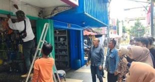 Diawasi tim kuasa hukum, pemilik delapan ruko di kawasan Cinde Palembang copot stiker yang ditempeli orang yang mengaku ahli waris, Senin (5/8/2024). Foto: Sumselheadline/Ela.