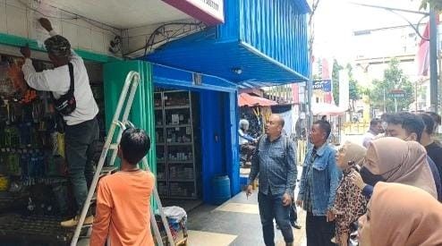 Diawasi tim kuasa hukum, pemilik delapan ruko di kawasan Cinde Palembang copot stiker yang ditempeli orang yang mengaku ahli waris, Senin (5/8/2024). Foto: Sumselheadline/Ela.