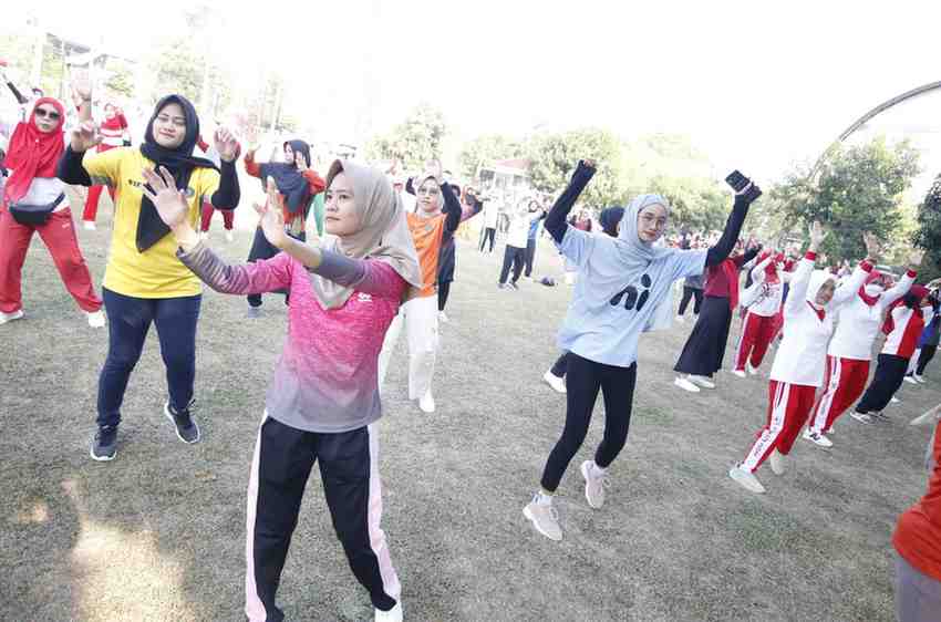 Senam bersama di halaman Pemkab Muba, Jumat (23/8/2024). Foto: Kominfo Muba.