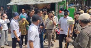 Tim pengadilan negeri Palembang melakukan pencocokan data di lapangan dalam sengketa ruko di kawasan Pasar Cinde, Senin (12/8/2024). Foto: Sumselheadline/Ela.