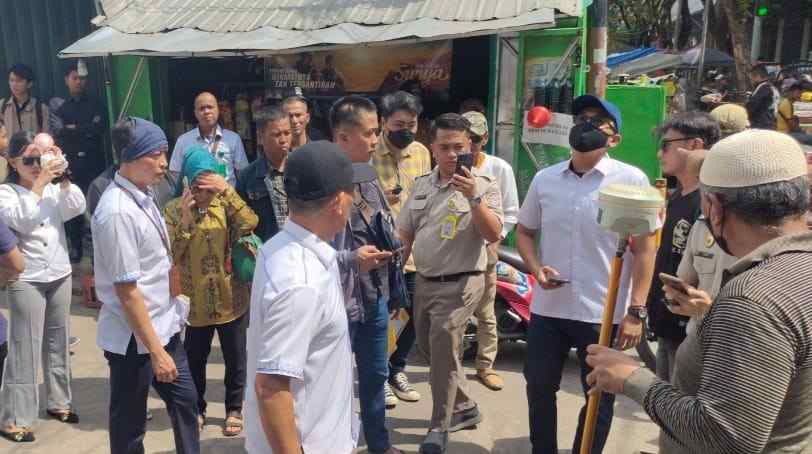 Tim pengadilan negeri Palembang melakukan pencocokan data di lapangan dalam sengketa ruko di kawasan Pasar Cinde, Senin (12/8/2024). Foto: Sumselheadline/Ela.