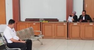 Oknum ASN Dinas Perkim Empat Lawang bernama Hasmaruddin Aliansyah sebagai terdakwa di sidang PN Tipikor Palembang, Senin (5/8/2024). Foto: Sumselheadline/Ela.