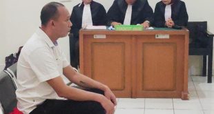Pengusaha jasa transportasi minyak bernama Aris jadi pesakitan di Pengadilan Negeri (PN) Palembang, Kamis (29/8/2024). Foto: Sumselheadline/Ela.