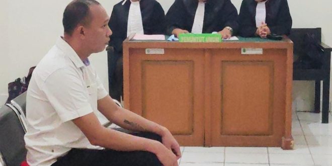 Pengusaha jasa transportasi minyak bernama Aris jadi pesakitan di Pengadilan Negeri (PN) Palembang, Kamis (29/8/2024). Foto: Sumselheadline/Ela.