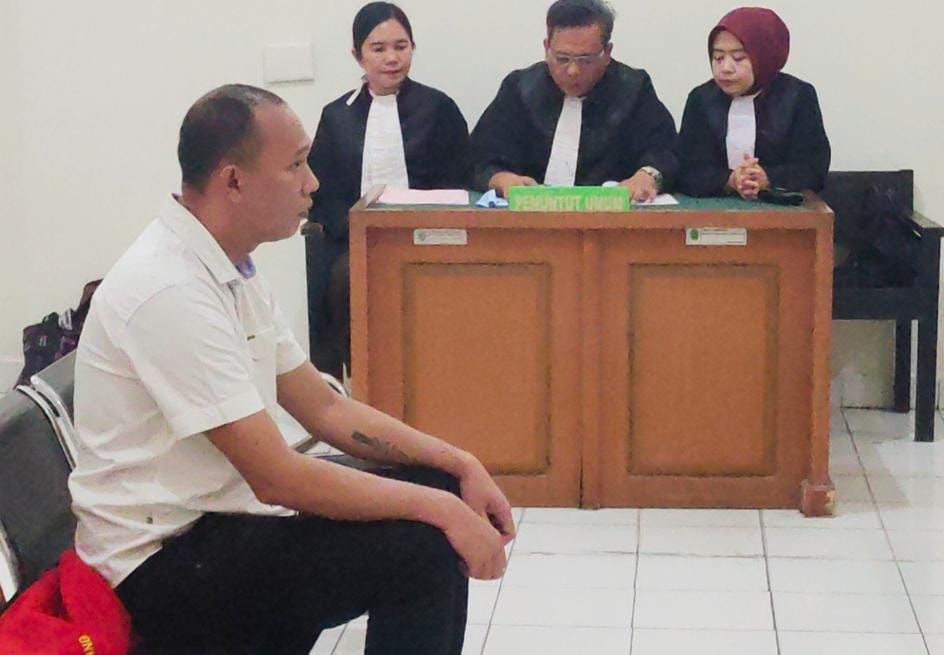 Pengusaha jasa transportasi minyak bernama Aris jadi pesakitan di Pengadilan Negeri (PN) Palembang, Kamis (29/8/2024). Foto: Sumselheadline/Ela.