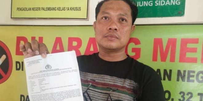 Hendra, ayah siswa di Palembang yang mengalami perundungan. Foto: Sumselheadline/Ela.