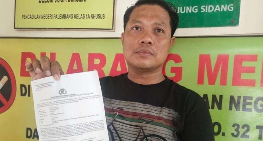Hendra, ayah siswa di Palembang yang mengalami perundungan. Foto: Sumselheadline/Ela.