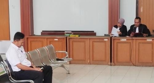 Oknum ASN Dinas Perkim Empat Lawang bernama Hasmaruddin Aliansyah sebagai terdakwa di sidang PN Tipikor Palembang, Senin (5/8/2024). Foto: Sumselheadline/Ela.