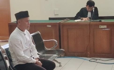 Oknum ASN Kecamatan Lempuing Jaya bernama Latu Unra divonis dua tahun penjara atas korupsi dana imam masjid, Senin (5/8/2024). Foto: Sumselheadline/Ela.