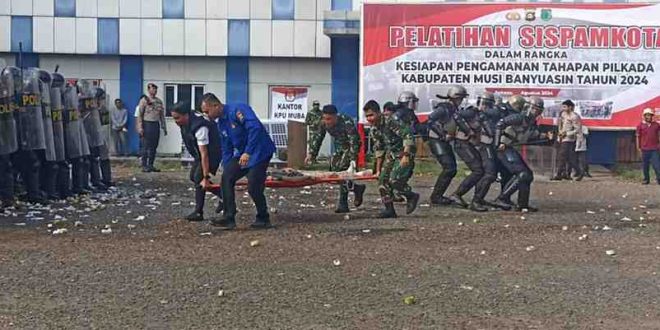 Simulasi pengamanan Pilkada yang digelar Polres Muba di Kota Sekayu, Minggu (25/8/2024). Foto: Kominfo Muba.