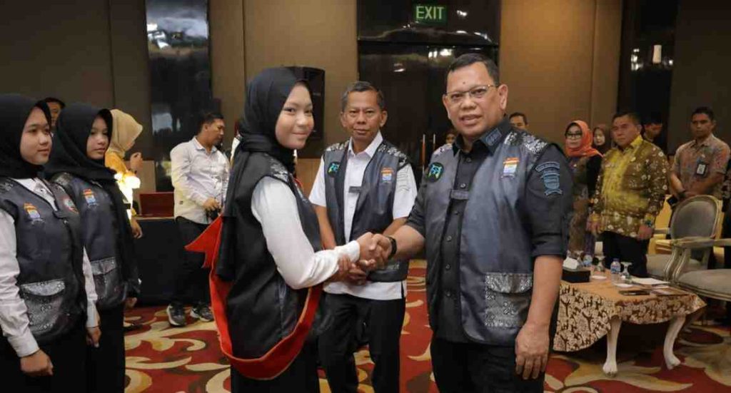 Aurelia Hasna, duta dongeng Sumsel, bersama Pj Walikota Palembang, A Damenta. Foto: Kominfo Palembang.