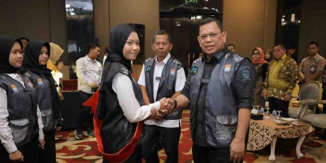 Aurelia Hasna, duta dongeng Sumsel, bersama Pj Walikota Palembang, A Damenta. Foto: Kominfo Palembang.