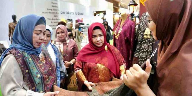 Penjabat (Pj) Ketua Tim Penggerak (TP) (PKK Sumsel, Melza Elen Setiadi saat hadiri stand Sumsel pada ajang pameran Kriyanusa 2024, yang diselenggarakan di Jakarta Convention Center (JCC), Jumat (30/8/2024). Foto: Humas Pemprov Sumsel.
