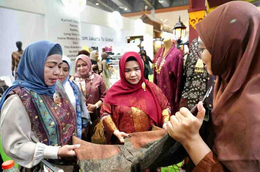 Penjabat (Pj) Ketua Tim Penggerak (TP) (PKK Sumsel, Melza Elen Setiadi saat hadiri stand Sumsel pada ajang pameran Kriyanusa 2024, yang diselenggarakan di Jakarta Convention Center (JCC), Jumat (30/8/2024). Foto: Humas Pemprov Sumsel.