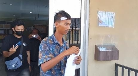 Otong melapor ke Polrestabes Palembang karena dinaiaya pemalak, Selasa (6/8/2024). Foto: Sumselheadline/Ela.