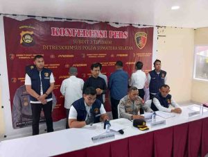 Penyidik Subdit III Tipikor Ditreskrimsus Polda Sumsel menggelar pers konfrenece dan menhadirkan para tersangka, kasus dugaan korupsi di SP2J Palembang, Rabu (7/8/2024). Foto: Sumselheadline/Ela.