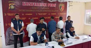 Penyidik Subdit III Tipikor Ditreskrimsus Polda Sumsel menggelar pers konfrenece dan menhadirkan para tersangka, kasus dugaan korupsi di SP2J Palembang, Rabu (7/8/2024). Foto: Sumselheadline/Ela.