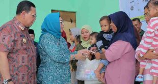 Pj Ketua TP PKK Palembang Irma Habie Ucok Damenta secara resmi melaunching Program "Sikat Stunting" yang berlangsung di Aula Kecamatan Kertapati, Kamis (1/8/2024). Foto: Kominfo Palembang.