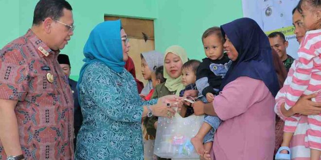 Pj Ketua TP PKK Palembang Irma Habie Ucok Damenta secara resmi melaunching Program "Sikat Stunting" yang berlangsung di Aula Kecamatan Kertapati, Kamis (1/8/2024). Foto: Kominfo Palembang.