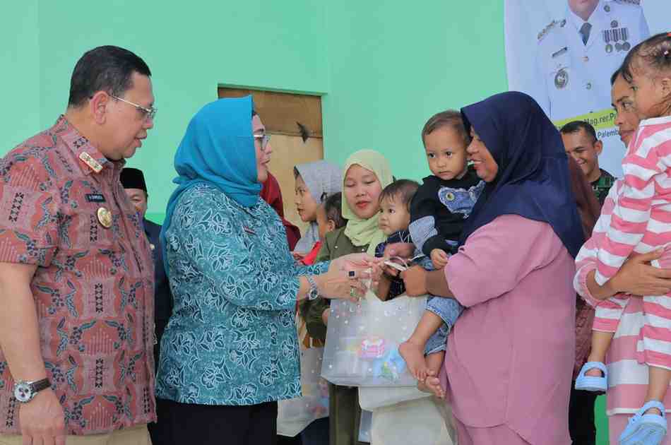 Pj Ketua TP PKK Palembang Irma Habie Ucok Damenta secara resmi melaunching Program "Sikat Stunting" yang berlangsung di Aula Kecamatan Kertapati, Kamis (1/8/2024). Foto: Kominfo Palembang.
