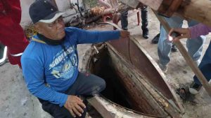 Warga setempat dan petugas Pemadam Kebakaran saat membantu korban di dalam sumur // warga saat menunjukkan tempat sumur, Senin (5/8/2024). Foto: Sumselheadline/Fer.