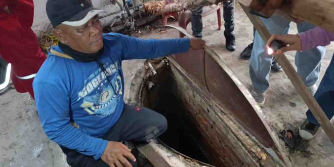 Warga setempat dan petugas Pemadam Kebakaran saat membantu korban di dalam sumur // warga saat menunjukkan tempat sumur, Senin (5/8/2024). Foto: Sumselheadline/Fer.