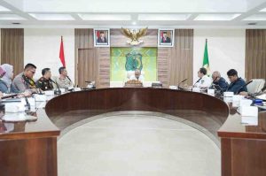 Sekda Muba, Apriyadi memimpin rapat tindaklanjut pembentukan satgas pemberantasan sumur minyak ilegal, Rabu (7/8/2024). Foto: Kominfo Muba.