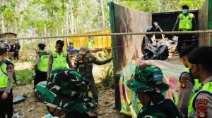 Para anggota Satgas menutup sumur minyal ilegal di wilayah Muba. Foto: Dok Polda Sumsel.