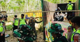 Para anggota Satgas menutup sumur minyal ilegal di wilayah Muba. Foto: Dok Polda Sumsel.