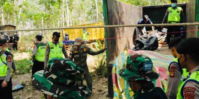 Para anggota Satgas menutup sumur minyal ilegal di wilayah Muba. Foto: Dok Polda Sumsel.