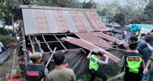 Tim Satgas Illegal Drilling membongkar pondok-pondok tempat menyuliangan minyak ilegal di Muba. Foto: Dok Polisi.