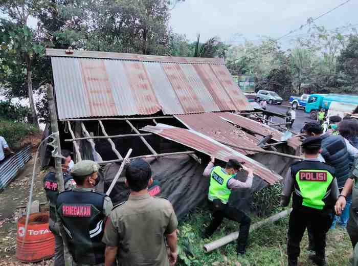 Tim Satgas Illegal Drilling membongkar pondok-pondok tempat menyuliangan minyak ilegal di Muba. Foto: Dok Polisi.
