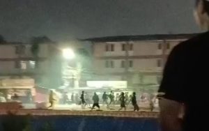 Suasana tawuran remaja di kawasan Rusun, Palembang, Foto:" screenshot medsos.