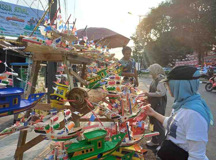 Salah satu pedagang kapal telok abang di kawasan kantor Walikota Palembang, Jumat (9/8/2024). Foto: Sumselheadline/Pitria.