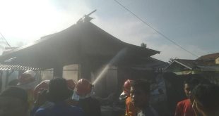 Warga dan petugas berjibaku memadamkan api yang melahap warung manisan di Plaju Palembang, Sabtu (10/8/2024). Foto: Sumselheadline/Ela.