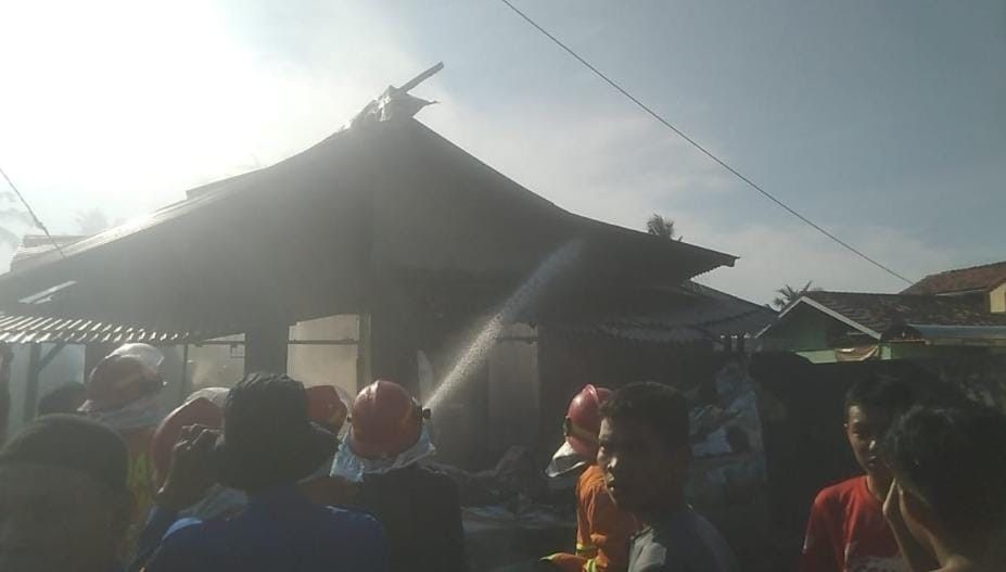 Warga dan petugas berjibaku memadamkan api yang melahap warung manisan di Plaju Palembang, Sabtu (10/8/2024). Foto: Sumselheadline/Ela.