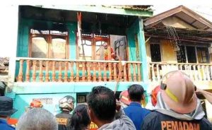 Warga yang berjibaku memadamkan api yang melahap rumah di Siring Agung, Palembang, Minggu (25/8/2024). Foto: Sumselheadline/Ela.