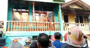 Warga yang berjibaku memadamkan api yang melahap rumah di Siring Agung, Palembang, Minggu (25/8/2024). Foto: Sumselheadline/Ela.